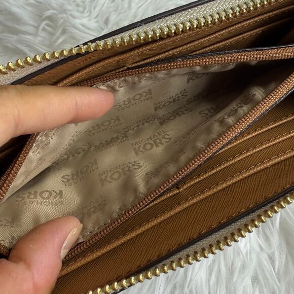 Michael Kors Jet Set Signature Wallet - Picture 7 of 9